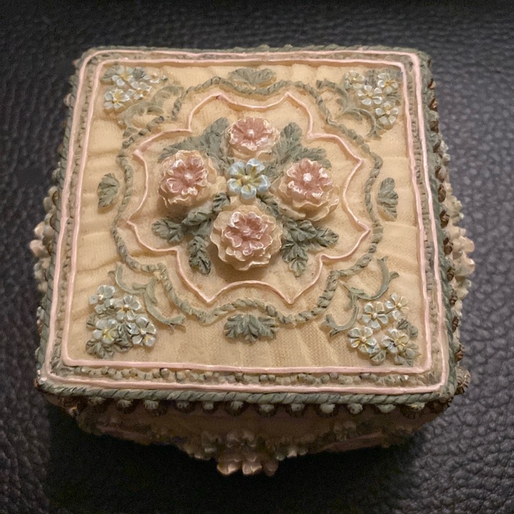 Dezine keepsake box/ jewelry box